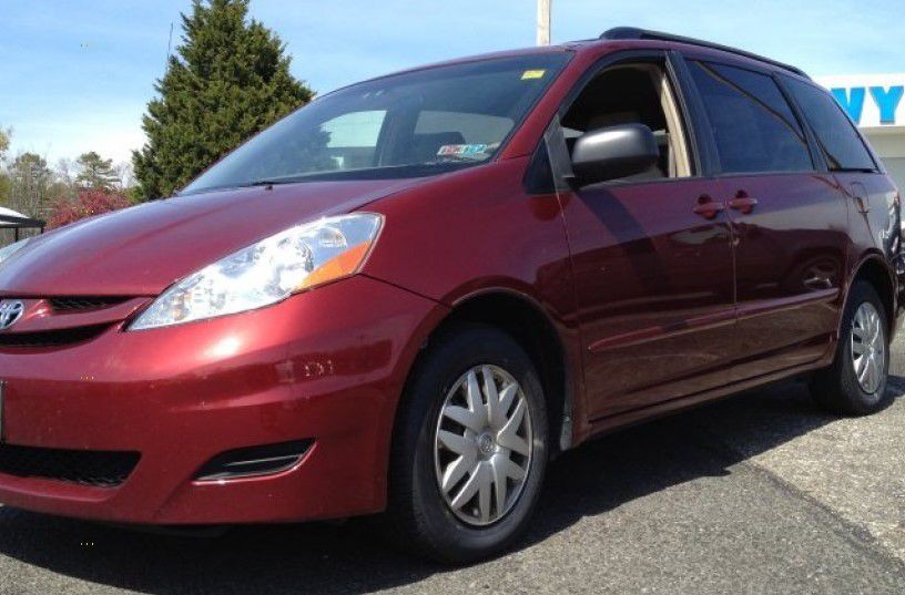 2009 Toyota Sienna Image 1
