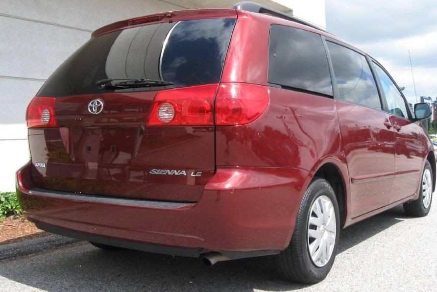 2009 Toyota Sienna Image 2