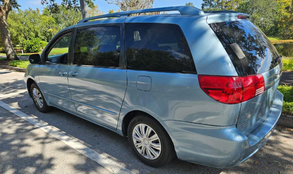 2005 Toyota Sienna Image 1