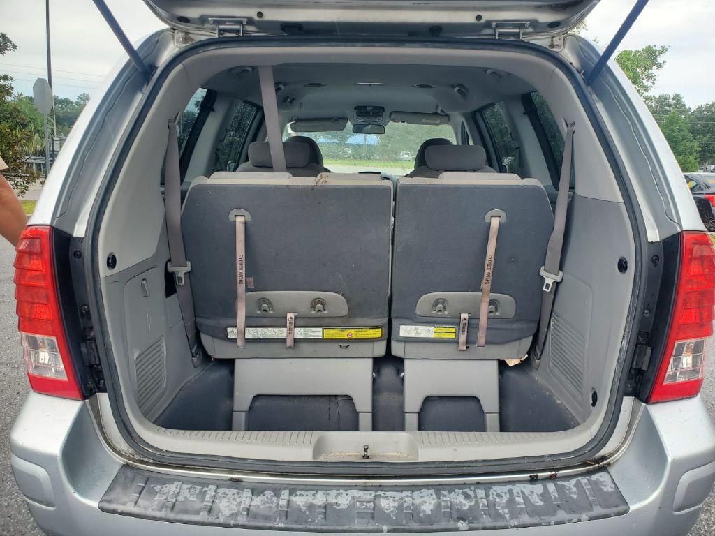 2008 Hyundai Entourage Image 6
