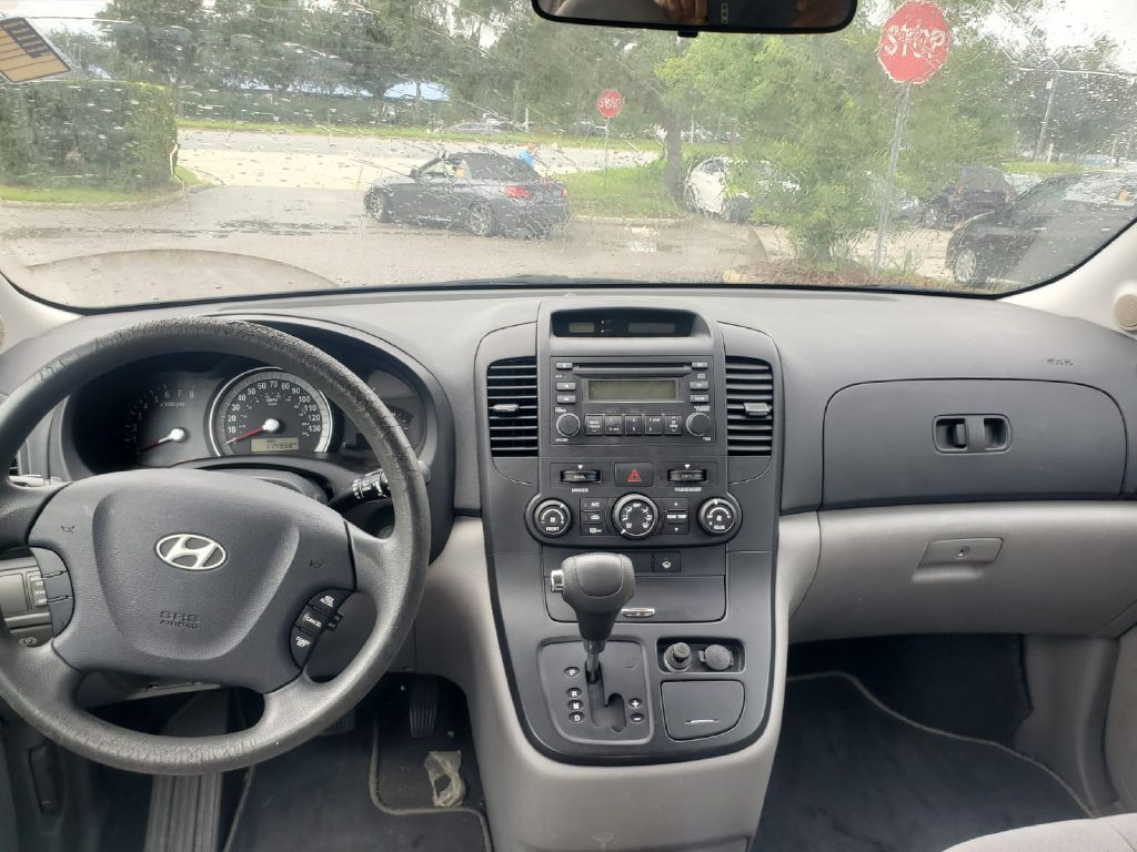 2008 Hyundai Entourage Image 9