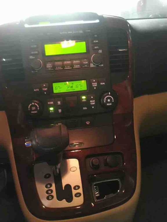 2008 Hyundai Entourage Image 5