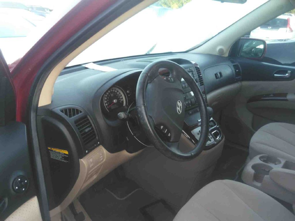 2008 Hyundai Entourage Image 6