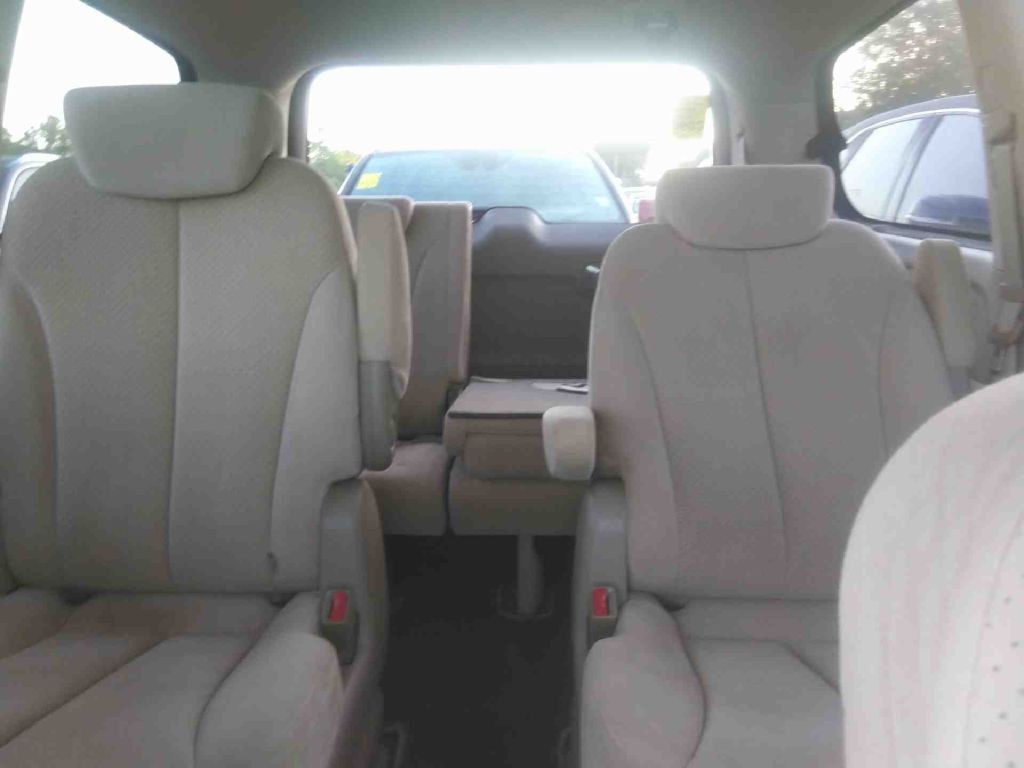 2008 Hyundai Entourage Image 7