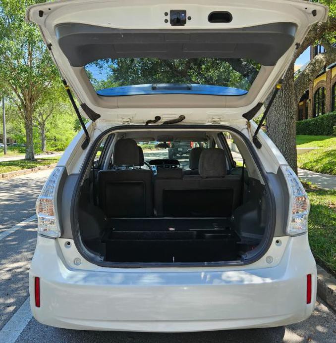 2013 Toyota Prius Image 11