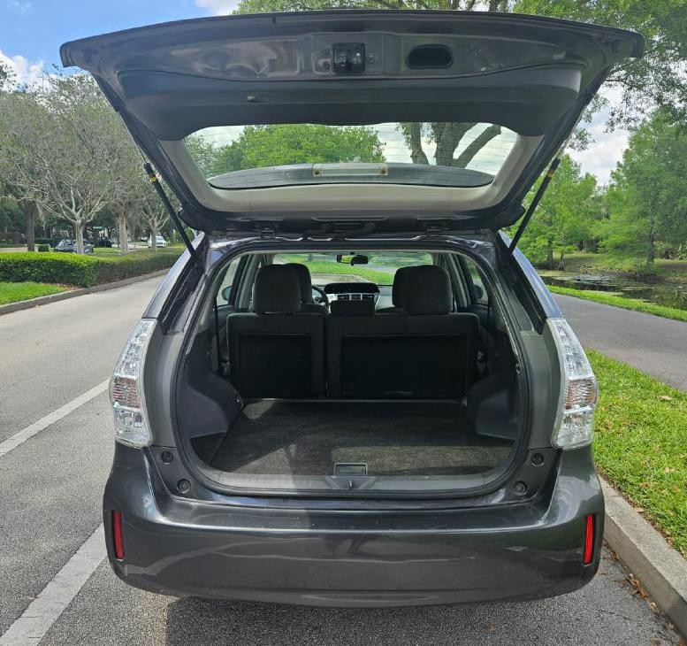 2013 Toyota Prius Image 8