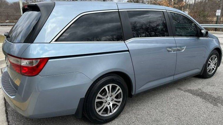 2011 Honda Odyssey Image 2
