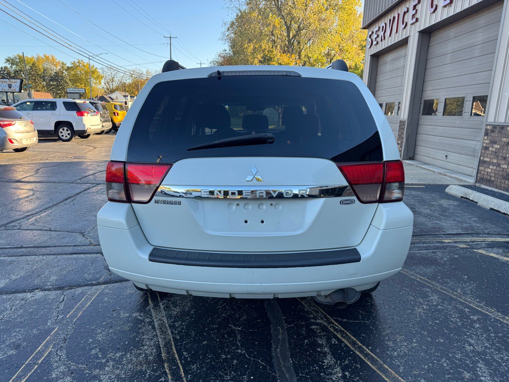 2010 Mitsubishi Endeavor Image 6