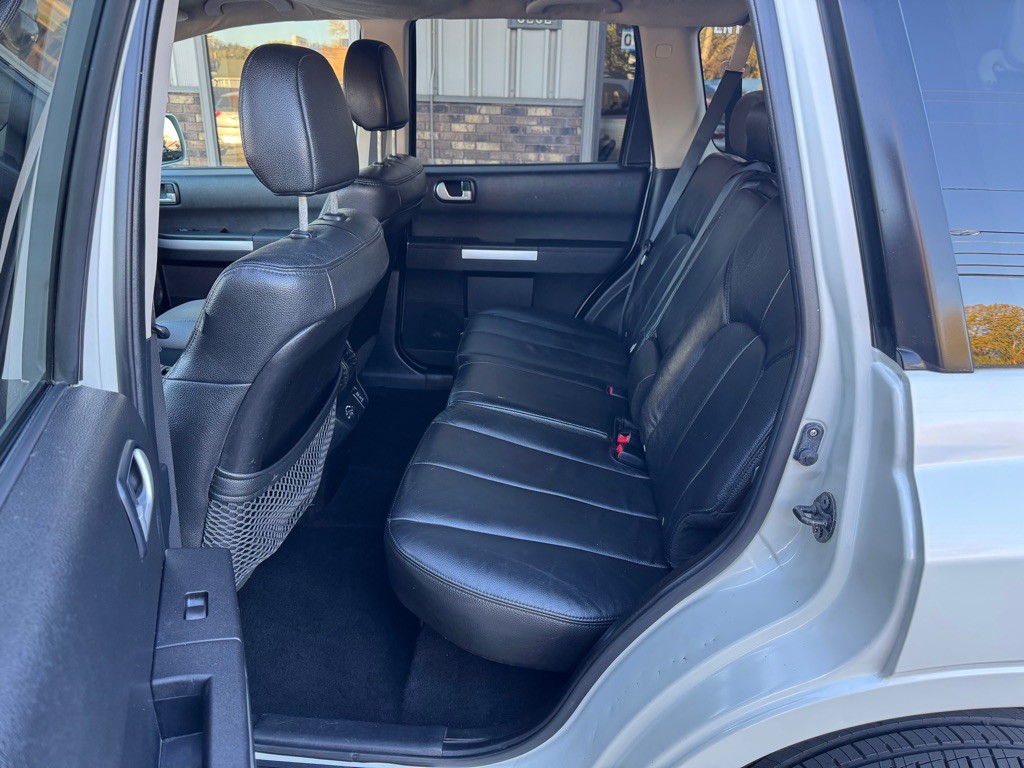 2010 Mitsubishi Endeavor Image 12