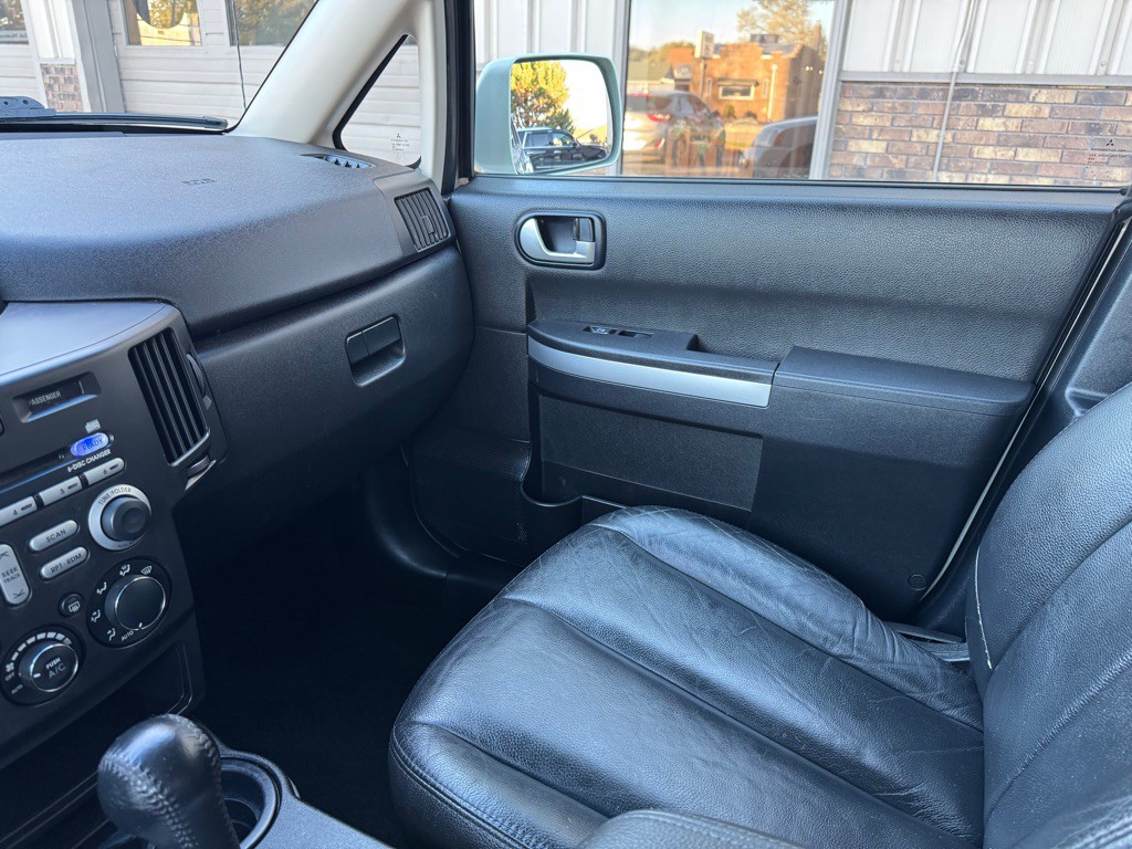 2010 Mitsubishi Endeavor Image 16