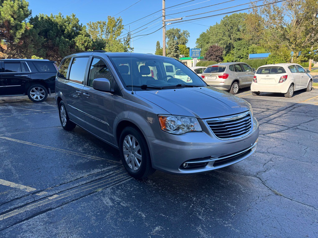 2013 Chrysler Town & Country Image 2