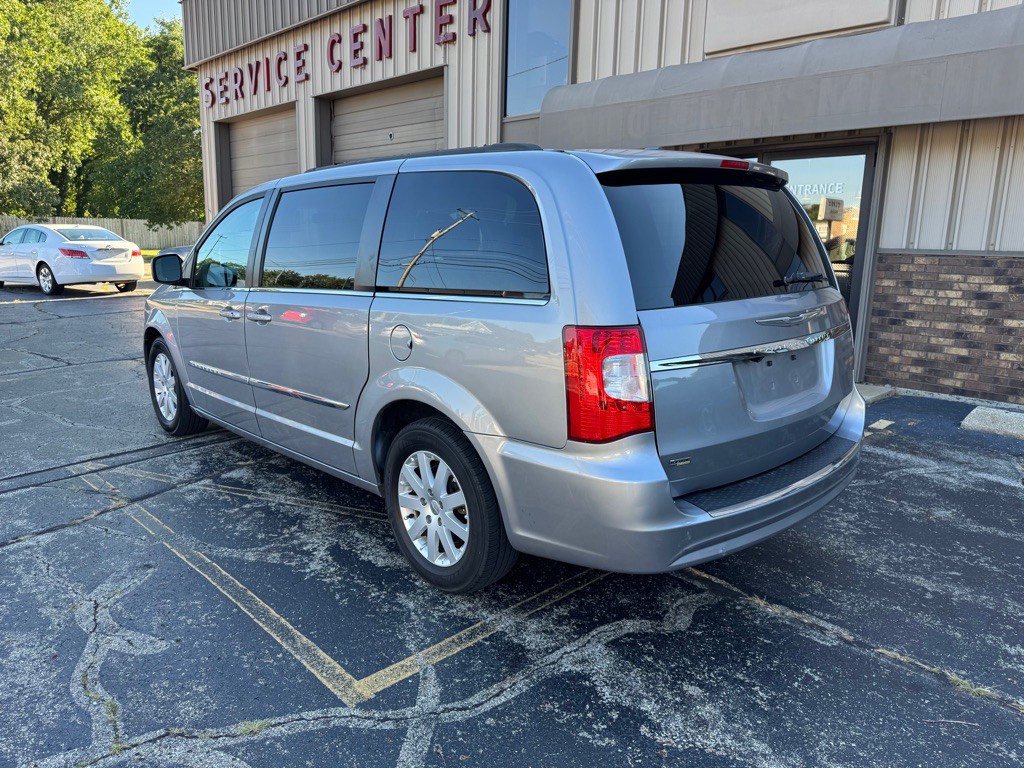 2013 Chrysler Town & Country Image 4