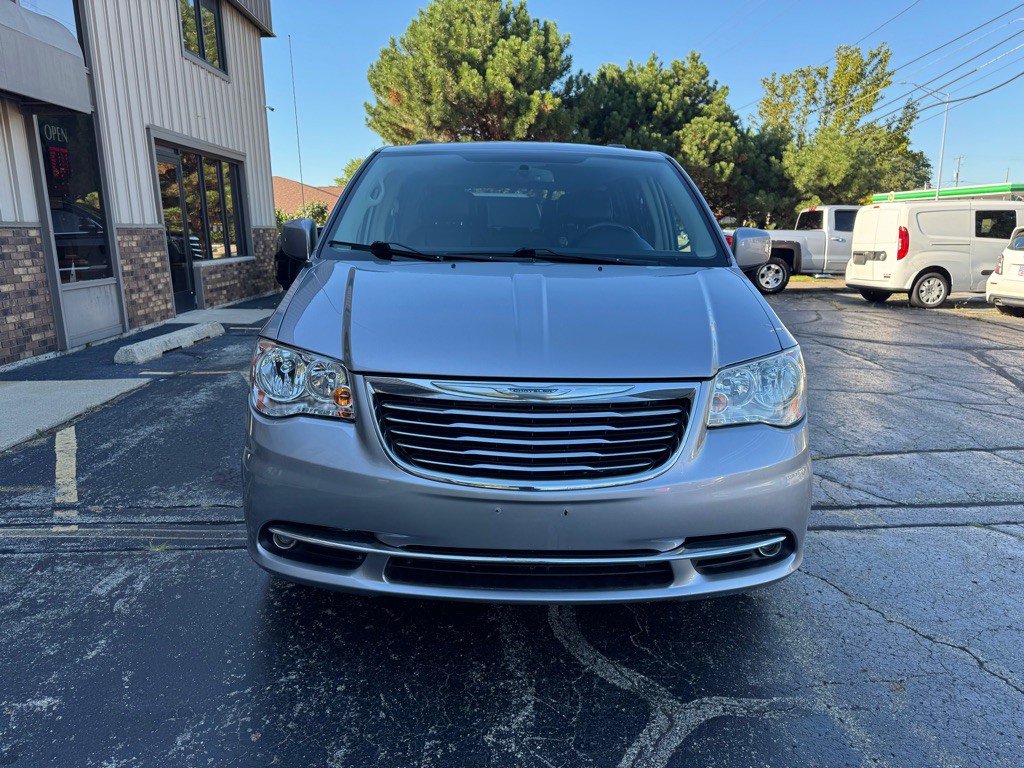 2013 Chrysler Town & Country Image 5
