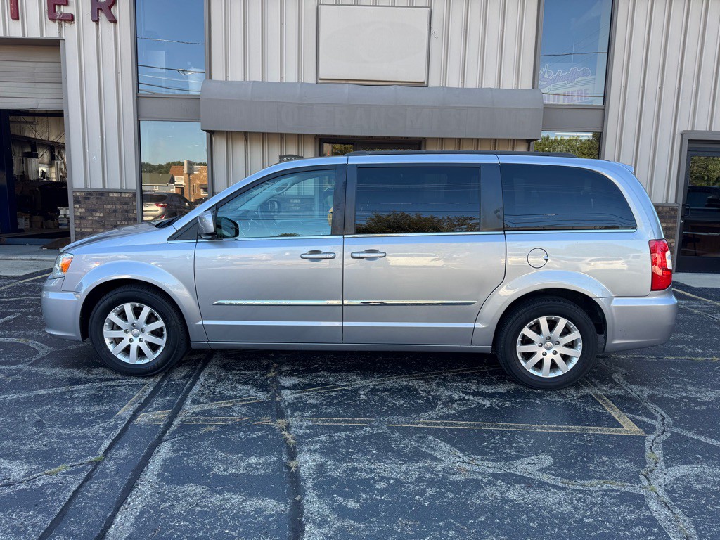 2013 Chrysler Town & Country Image 7