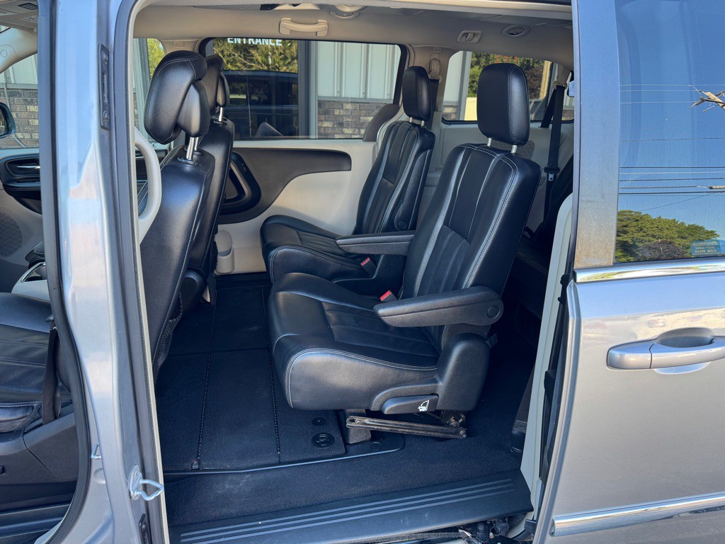 2013 Chrysler Town & Country Image 11