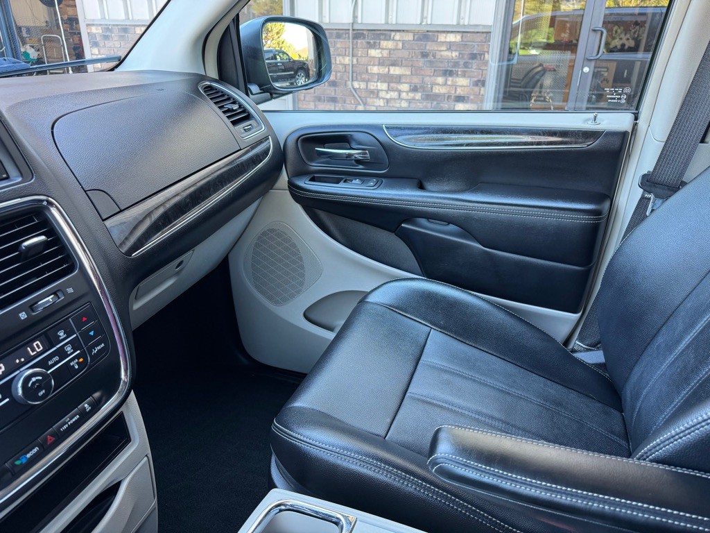 2013 Chrysler Town & Country Image 18