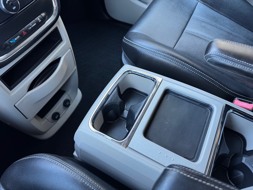 2013 Chrysler Town & Country Image 19