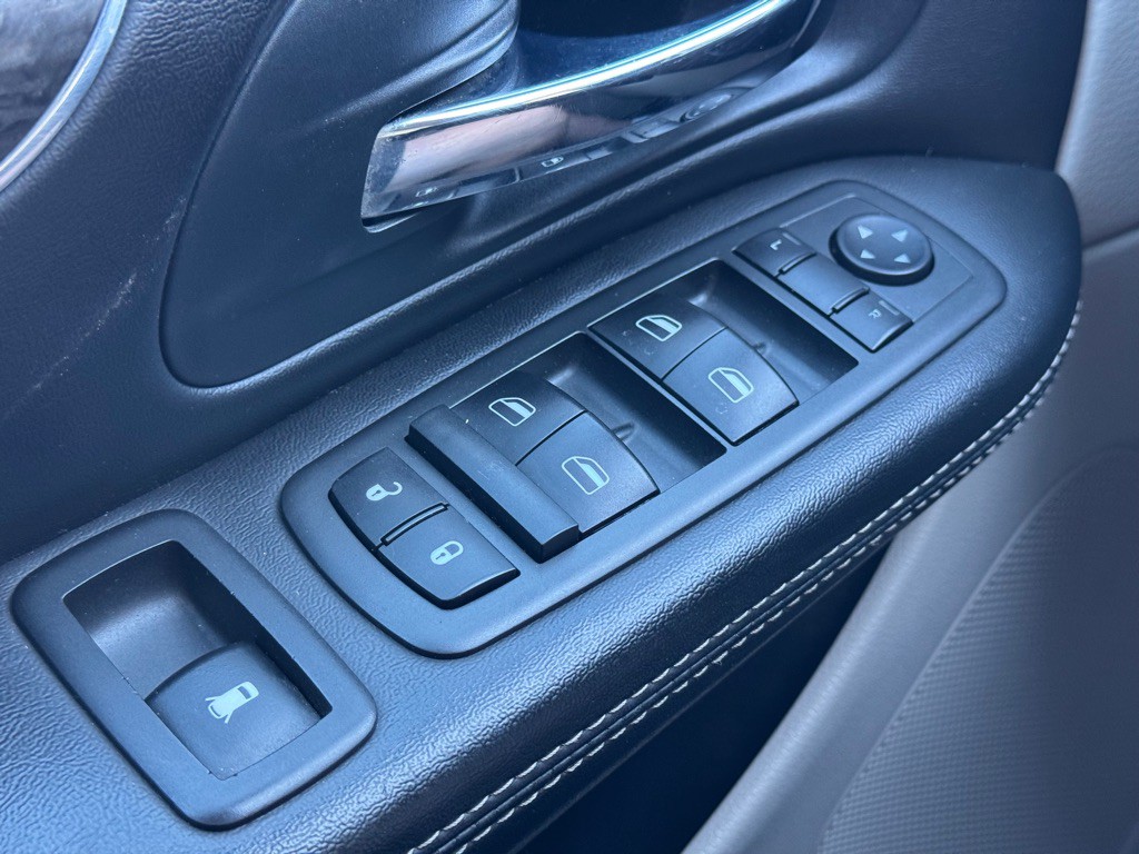 2013 Chrysler Town & Country Image 21