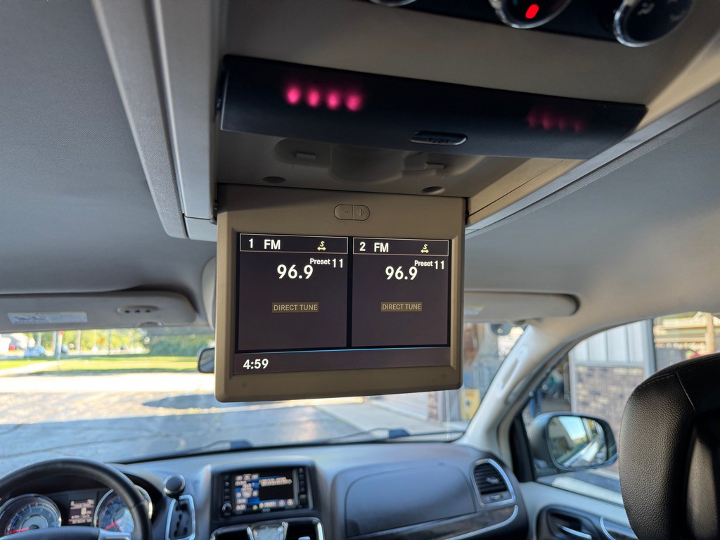 2013 Chrysler Town & Country Image 23