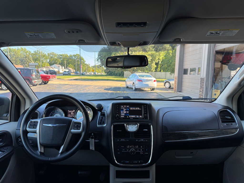2013 Chrysler Town & Country Image 25