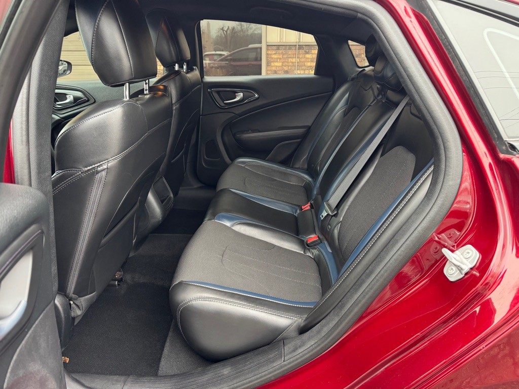 2016 Chrysler 200 Image 12