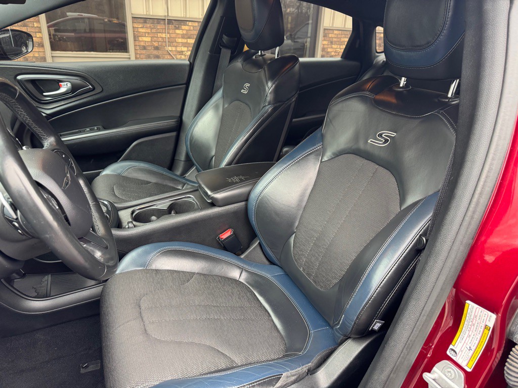 2016 Chrysler 200 Image 13