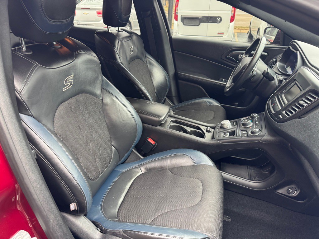 2016 Chrysler 200 Image 14
