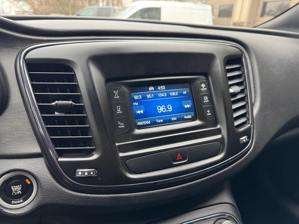 2016 Chrysler 200 Image 17