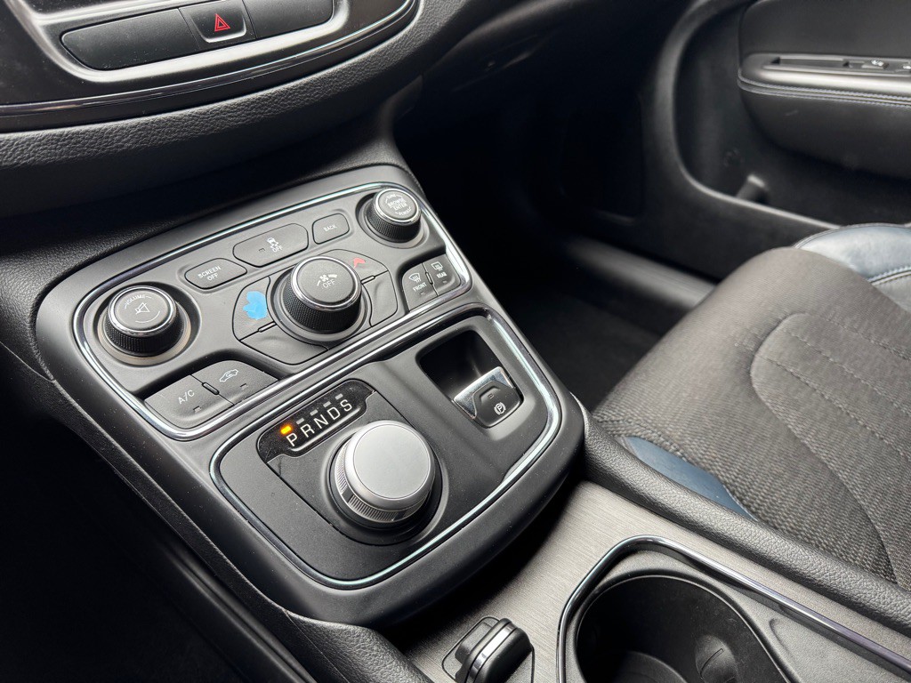 2016 Chrysler 200 Image 19