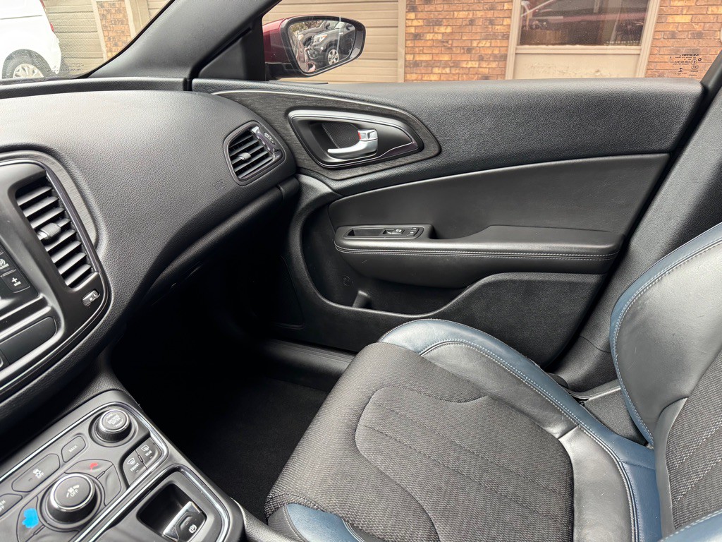 2016 Chrysler 200 Image 20