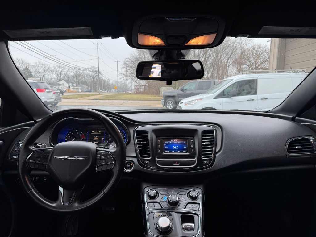 2016 Chrysler 200 Image 23