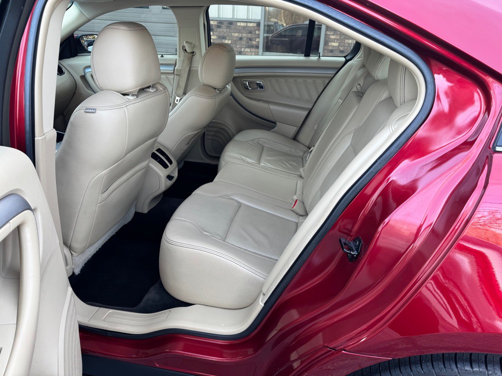 2016 Ford Taurus Image 12