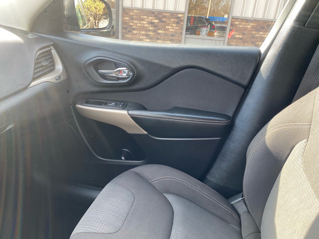 2017 Jeep Cherokee Image 8