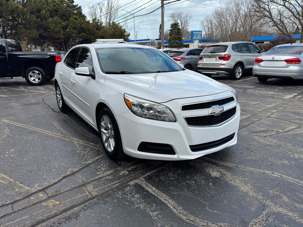 2013 Chevrolet Malibu Image 2