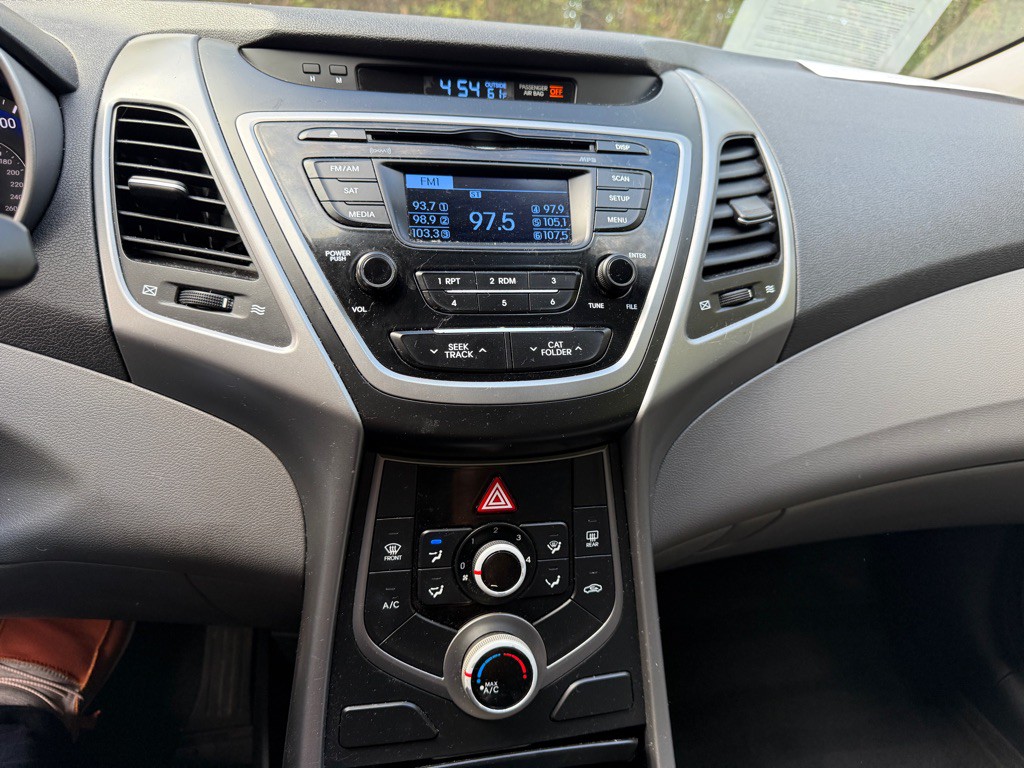 2016 Hyundai Elantra Image 13
