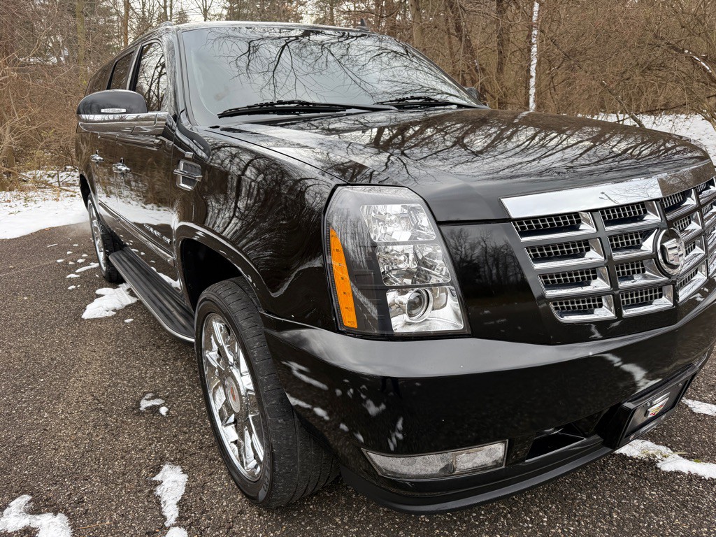 2011 Cadillac Escalade Image 2