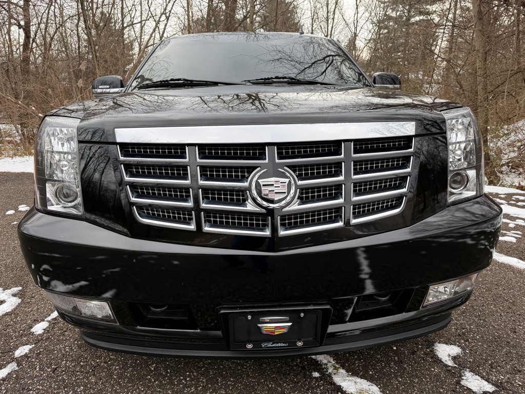 2011 Cadillac Escalade Image 3