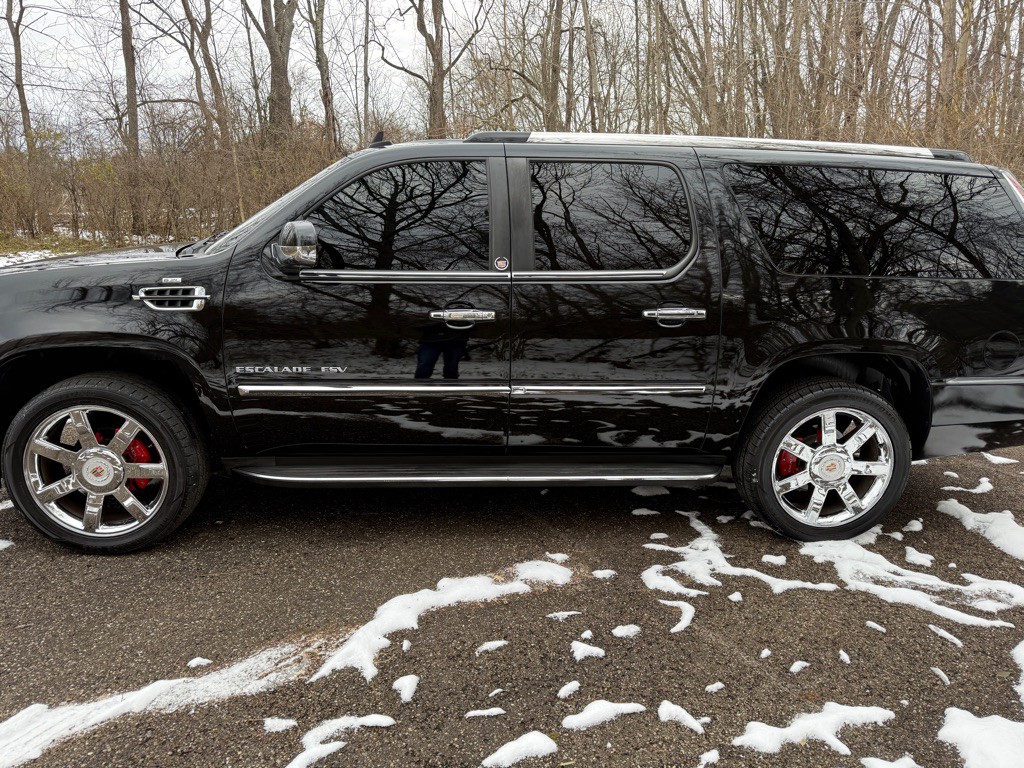 2011 Cadillac Escalade Image 5