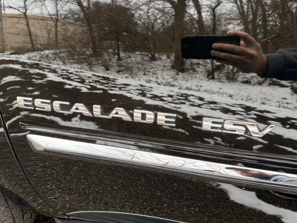 2011 Cadillac Escalade Image 6