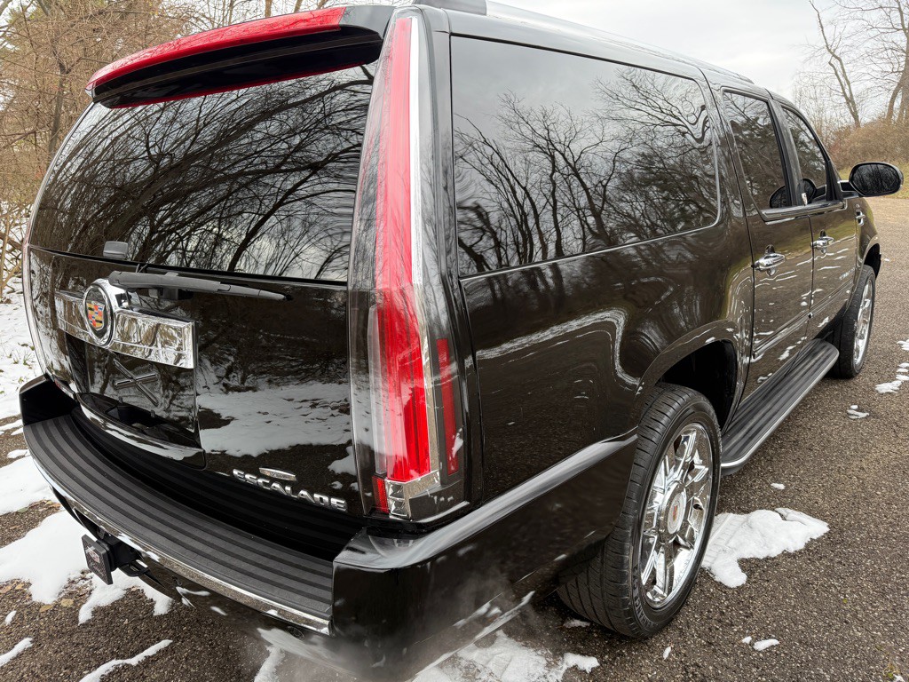 2011 Cadillac Escalade Image 11