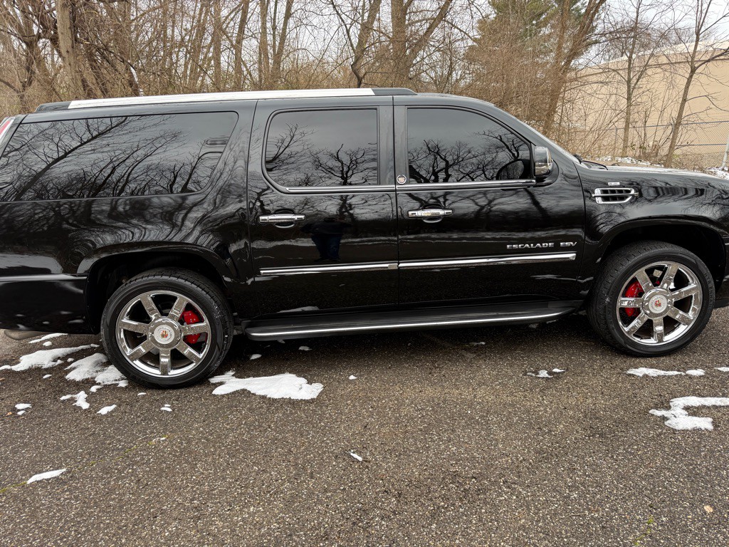 2011 Cadillac Escalade Image 12