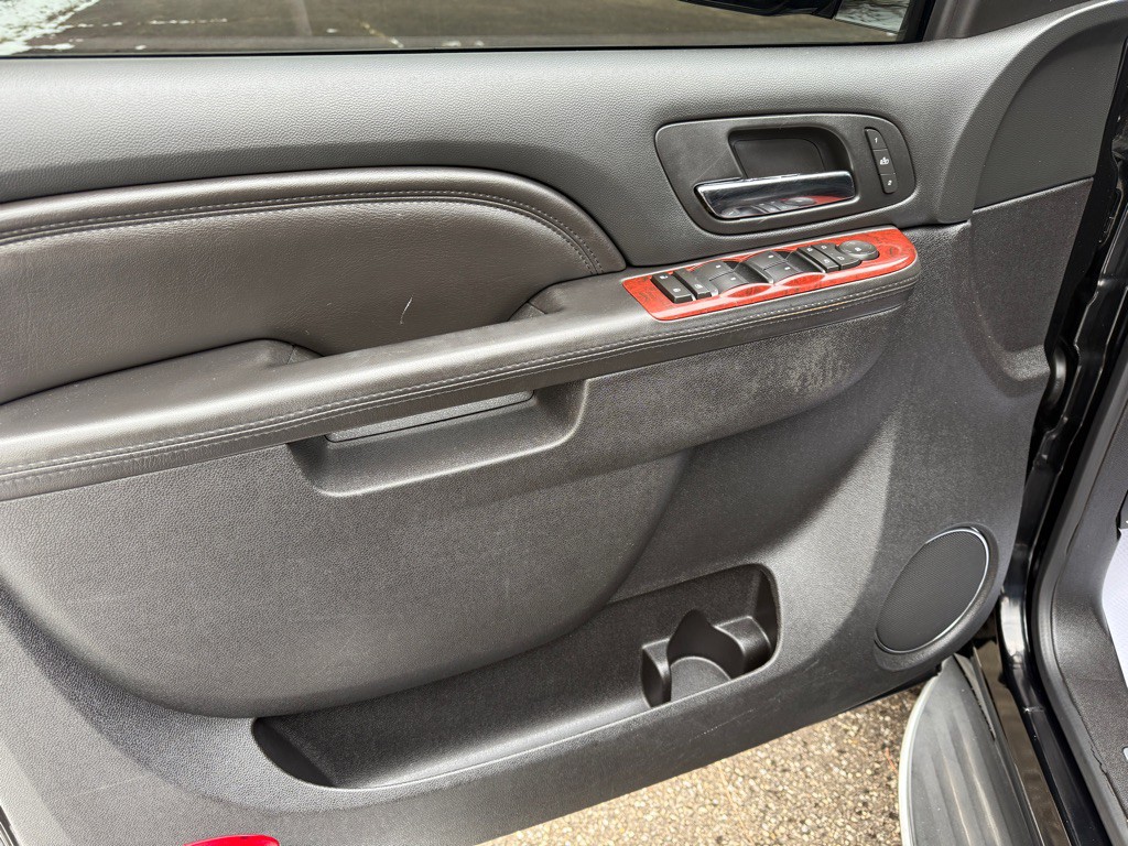 2011 Cadillac Escalade Image 16