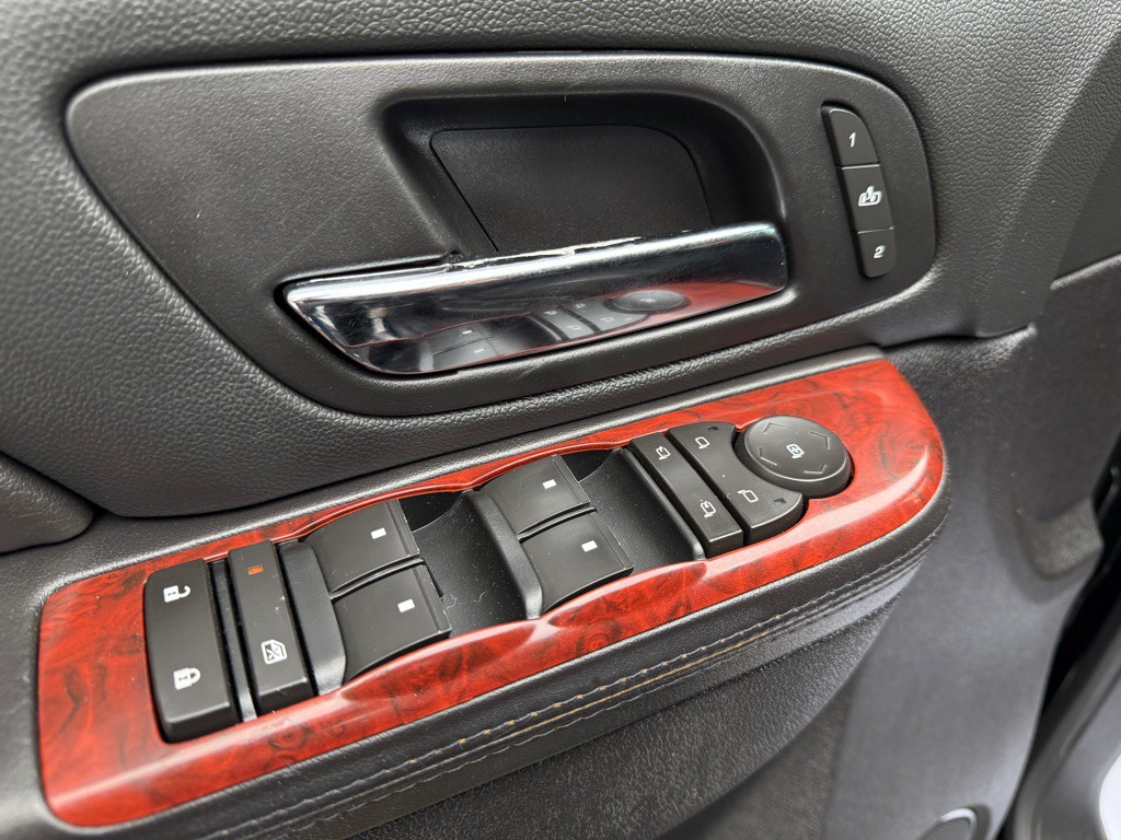 2011 Cadillac Escalade Image 17