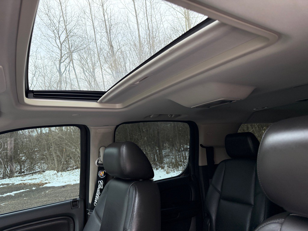 2011 Cadillac Escalade Image 18