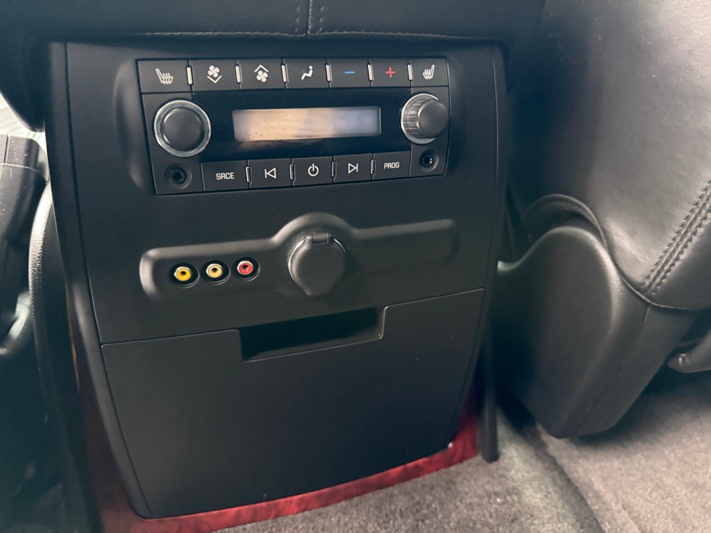 2011 Cadillac Escalade Image 21