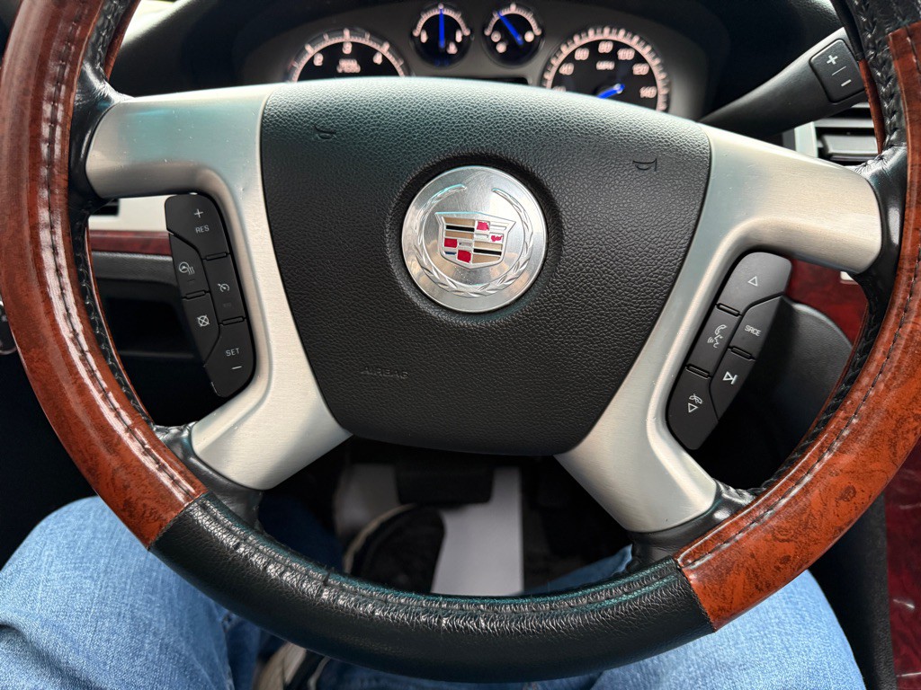 2011 Cadillac Escalade Image 22