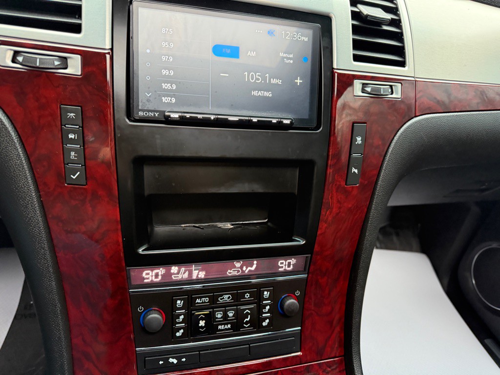 2011 Cadillac Escalade Image 23