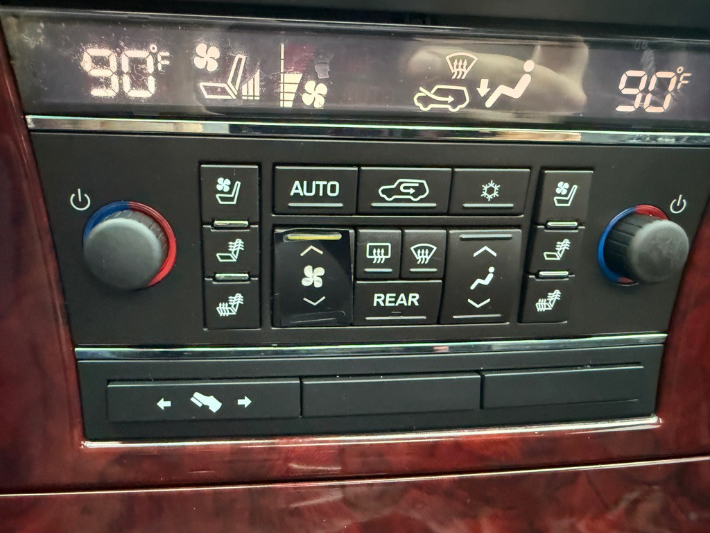 2011 Cadillac Escalade Image 24