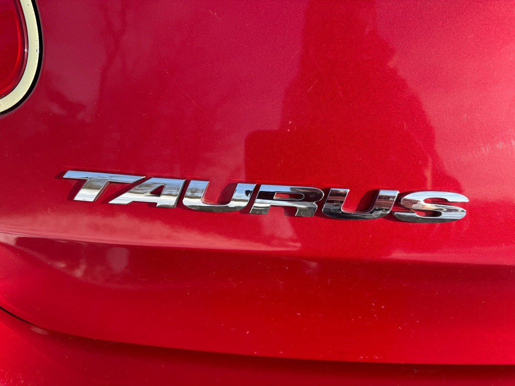 2010 Ford Taurus Image 8