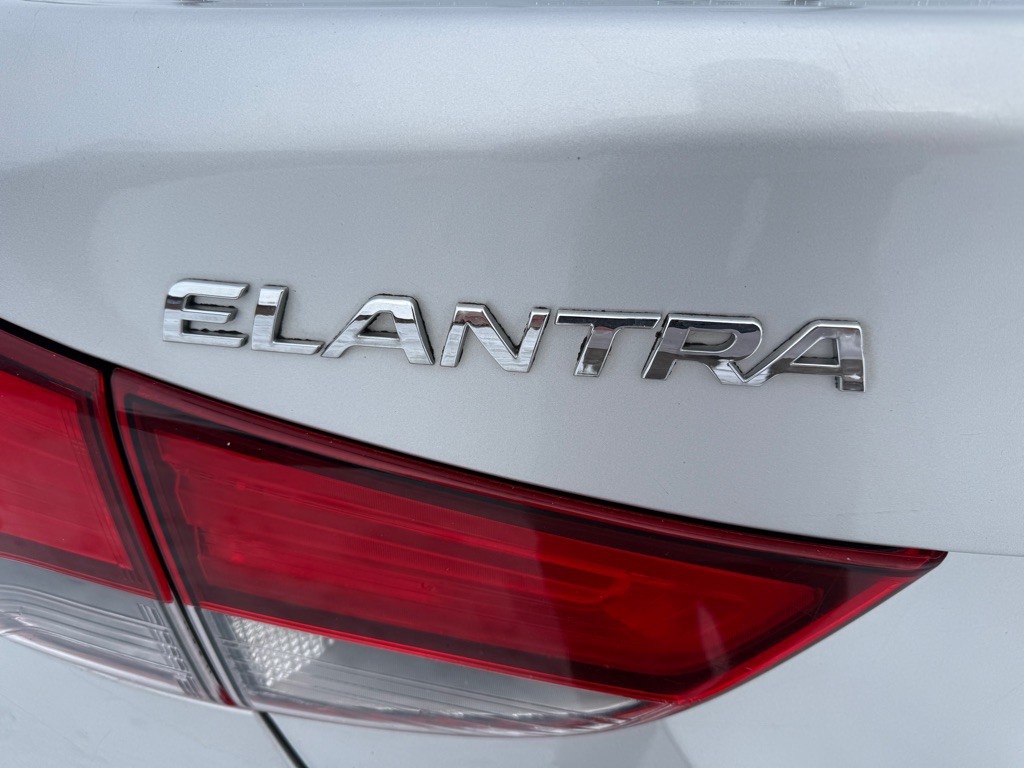2016 Hyundai Elantra Image 11